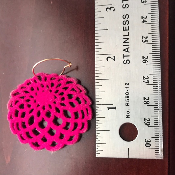 Magenta felted flower earrings - Picture 3 of 3